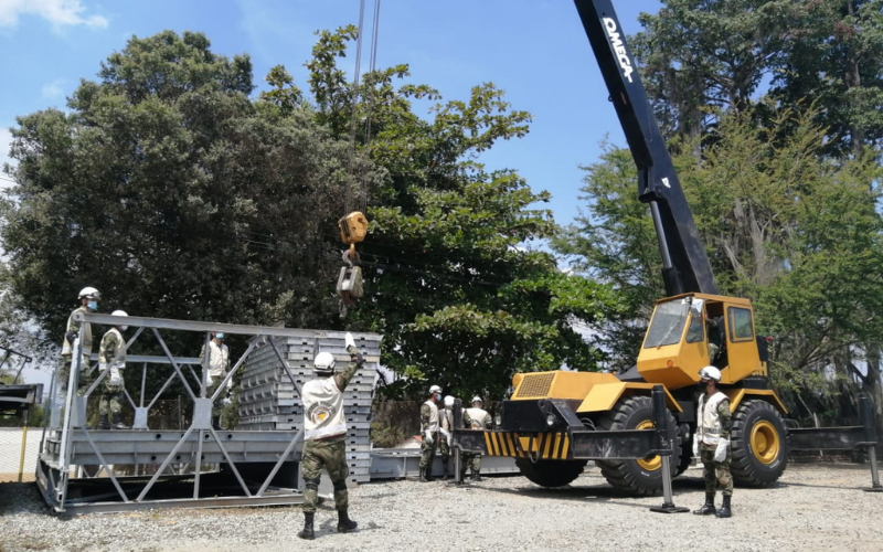 La Quinta Brigada ayuda a construir puente en Pailitas