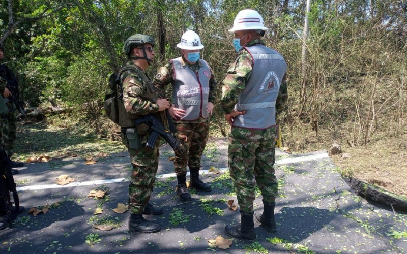 La Quinta Brigada ayuda a construir puente en Pailitas