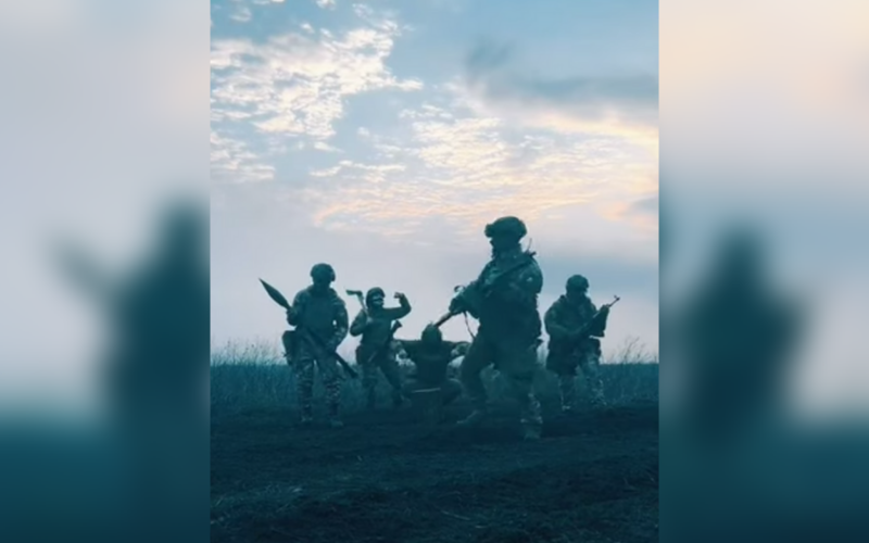 Video: Son viral los TikTok de un soldado ucraniano para su hija