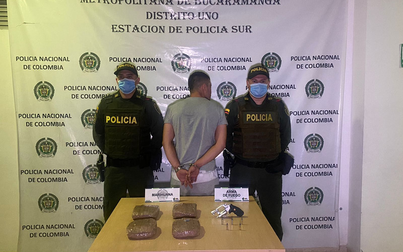 Lo pillaron con panelas de marihuanas y un arma