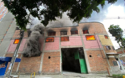 Video: Voraz incendio en fábrica de Medellín