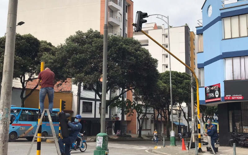 Ya se están reparando los semáforos vandalizados
