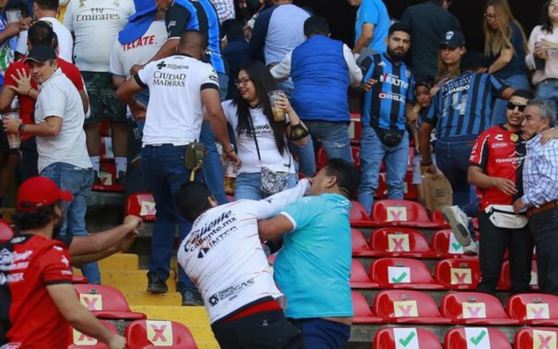 Al menos 22 heridos en riña en estadio de México