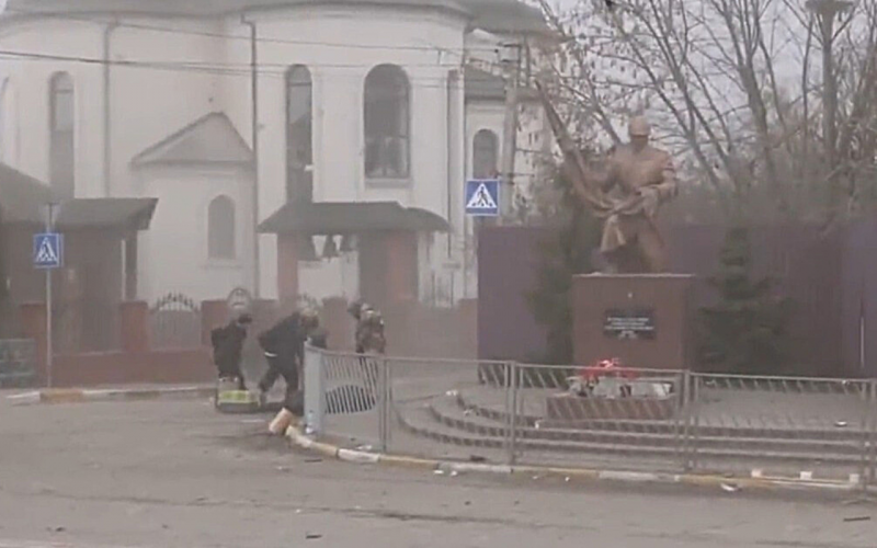 Vídeo: Misil ruso cae sobre civiles que huían en Ucrania