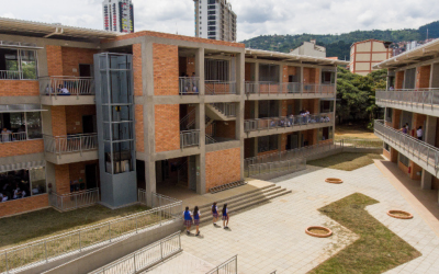 Ya no expulsarán a estudiante que vieron con navaja en La Normal