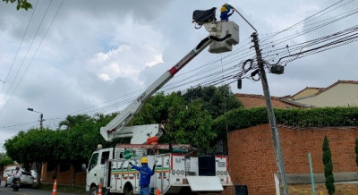 Seis cuadrillas realizan arreglos en el alumbrado público