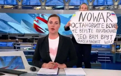 Detienen a periodista rusa por protestar en TV en vivo
