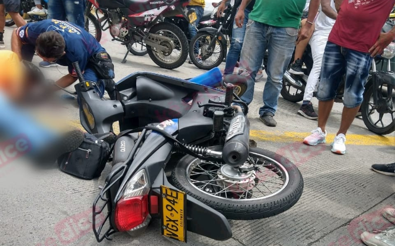 Grave accidente entre motorizado y peatón en la 15