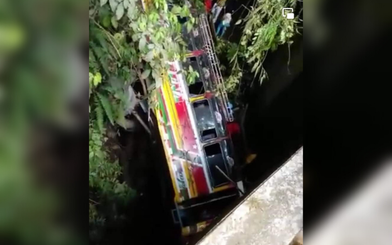 Bus se fue a una cañada en el Carmen de Chucurí