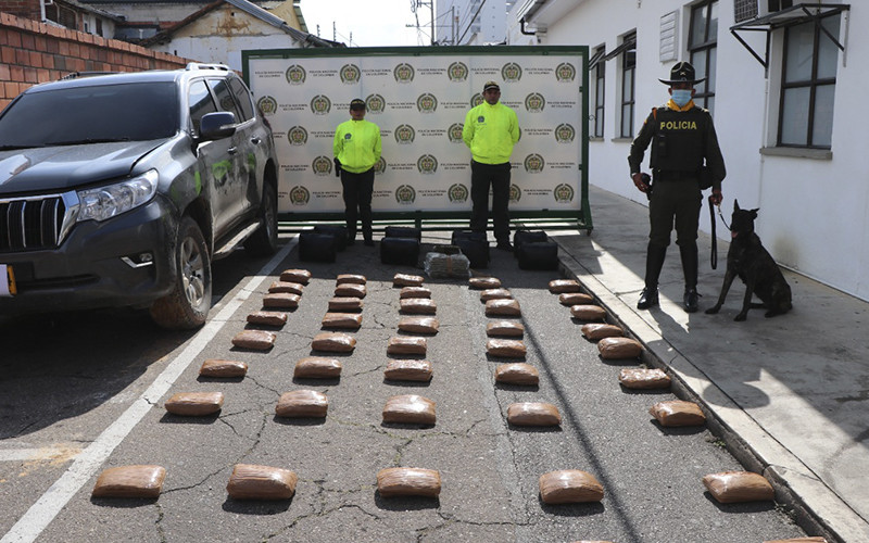 Incautan 100 kilos de droga en camioneta de alta gama