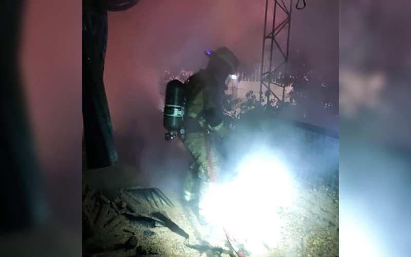 Millonarias pérdidas en incendio en carpintería en Bucaramanga