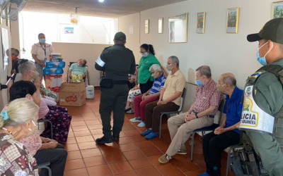 Acompañan y entregan ayudas a abuelitos florideños