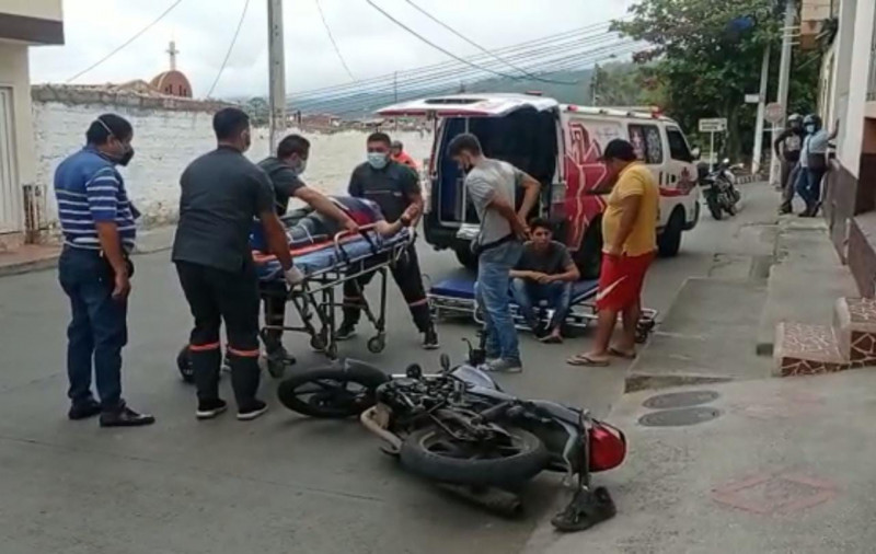 Dos motociclistas heridos por choque en San Gil