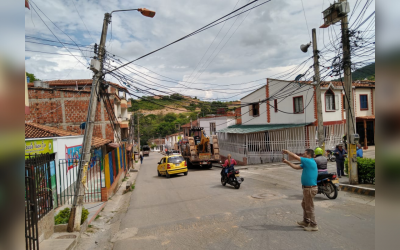 Temor por poste averiado en La Campiña de Girón