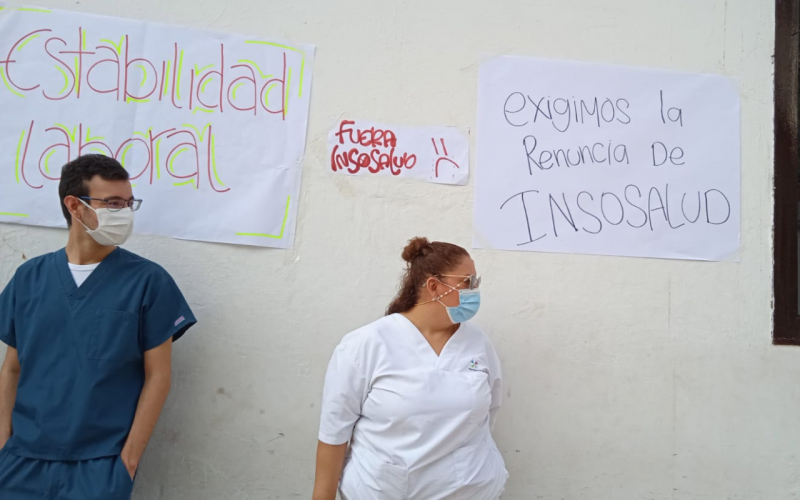 Personal médico protesta por contratación en Clínica de Girón