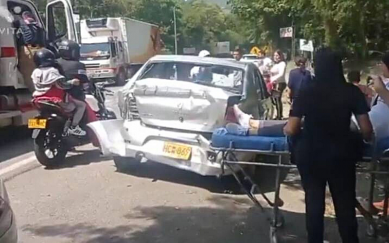 Video: Dos heridos por ‘mula’ sin frenos en San Gil