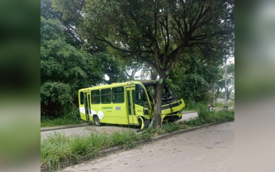 El Metrolínea ‘patinó’ y se estrelló contra un árbol