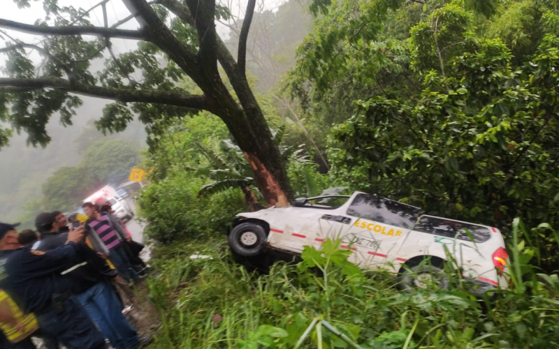 Buseta escolar se volcó en la vereda Vijagual