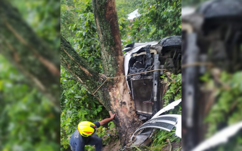 Buseta escolar se volcó en la vereda Vijagual