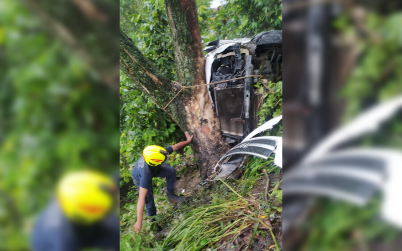 Buseta escolar se volcó en la vereda Vijagual