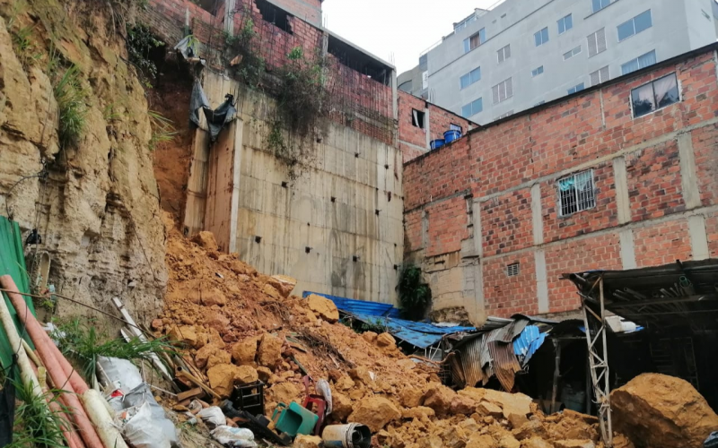 Evacuan viviendas por derrumbe en sector Provenza