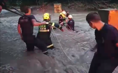 Rescatan a personas atrapadas por el Río de Oro