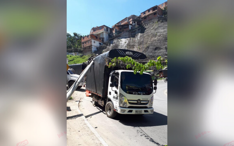 Poste cayó sobre una turbo en el barrio El Limoncito