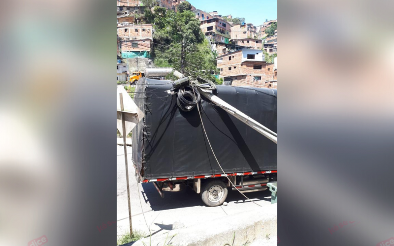 Poste cayó sobre una turbo en el barrio El Limoncito