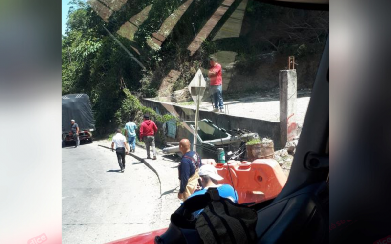 Poste cayó sobre una turbo en el barrio El Limoncito