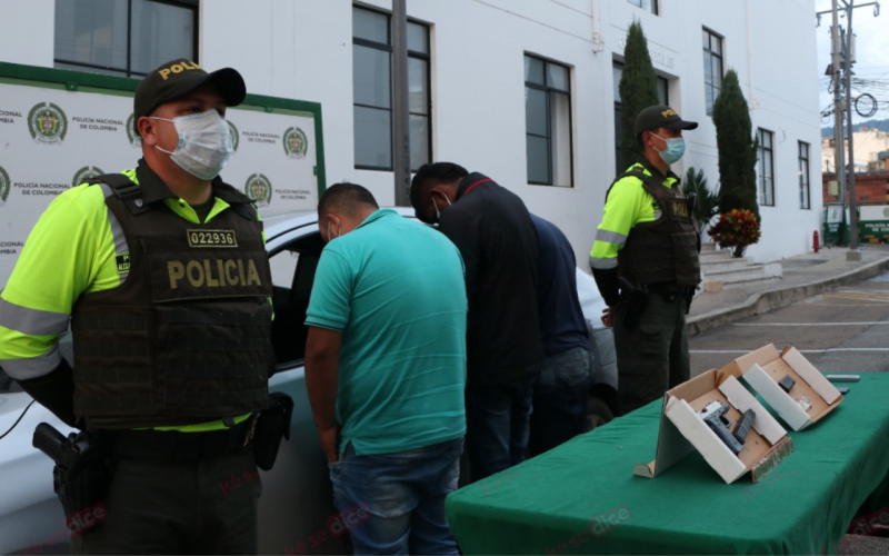 Intentaron volarse, pero los atraparon en camioneta robada