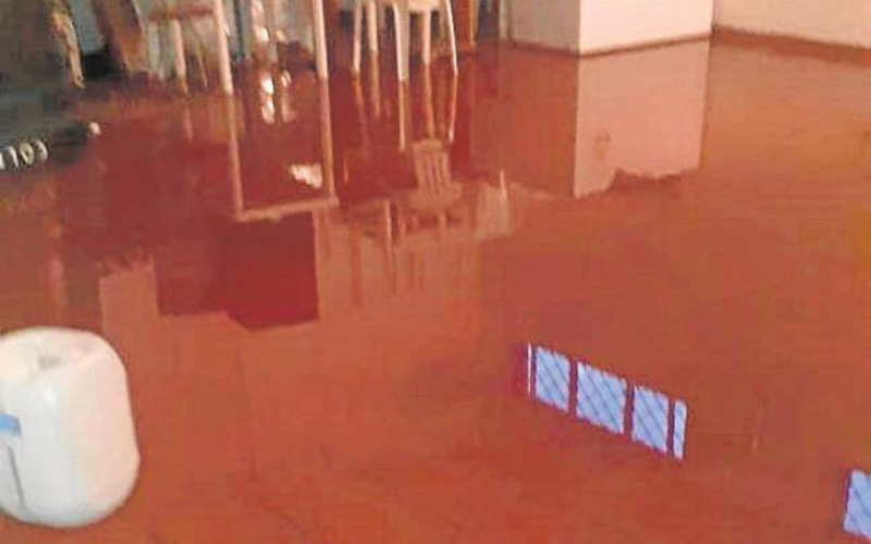 Comedor escolar en San Gil es inundado por aguas sucias