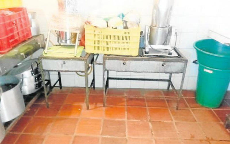Comedor escolar en San Gil es inundado por aguas sucias