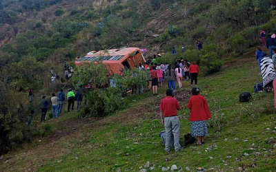 11 muertos y 34 heridos en caída de bus en Perú