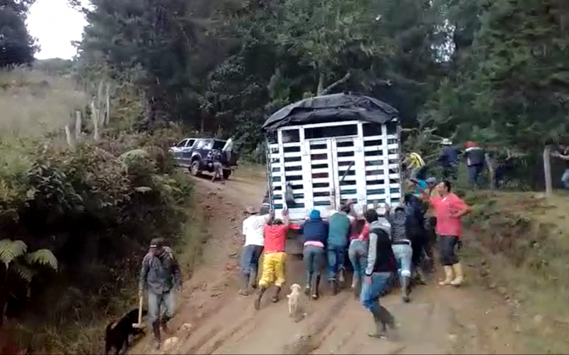 En Soto Norte se mueven por algunas vías terciarias