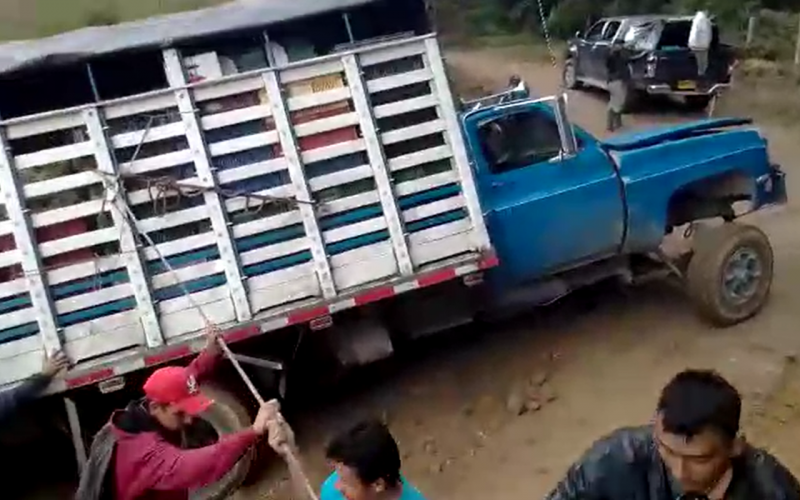 En Soto Norte se mueven por algunas vías terciarias