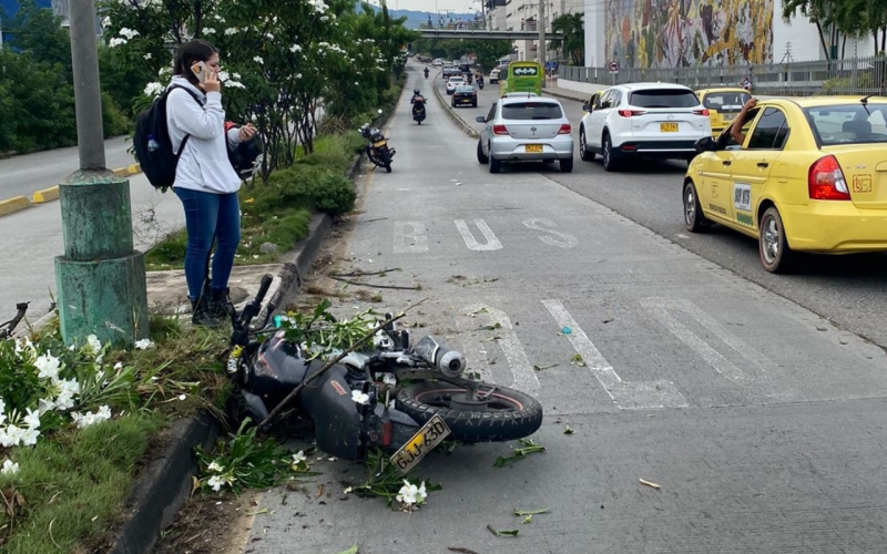 Motorizado gravemente herido tras invadir carril del Sitm