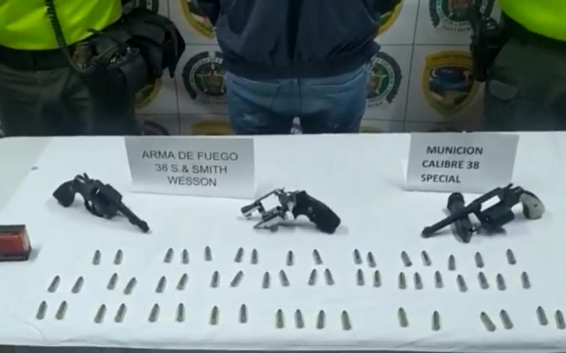 Dos capturados y cinco armas incautadas en controles