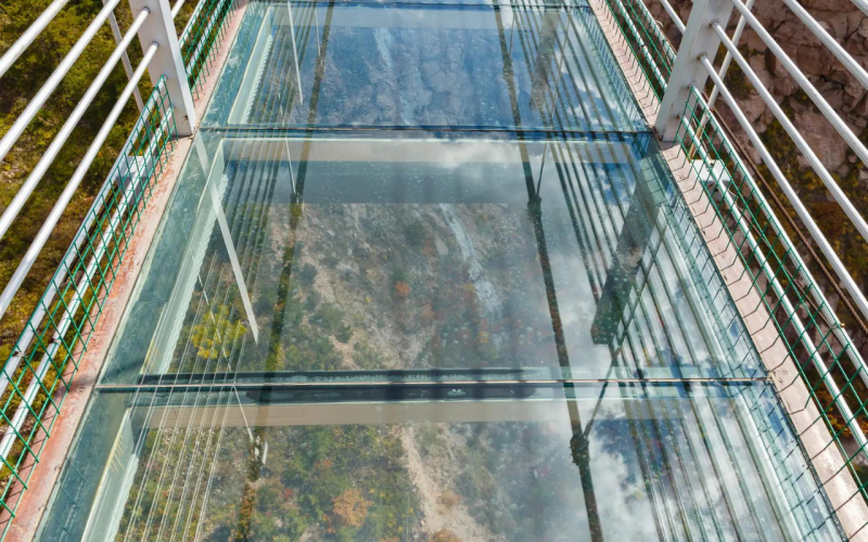 El puente de cristal más largo fue inaugurado en Vietnam