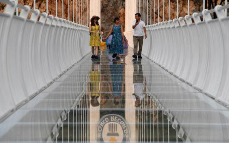 El puente de cristal más largo fue inaugurado en Vietnam