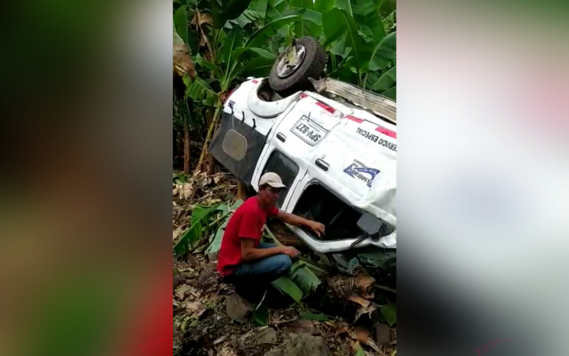 Camioneta se fue al abismo en la vía a Matanza