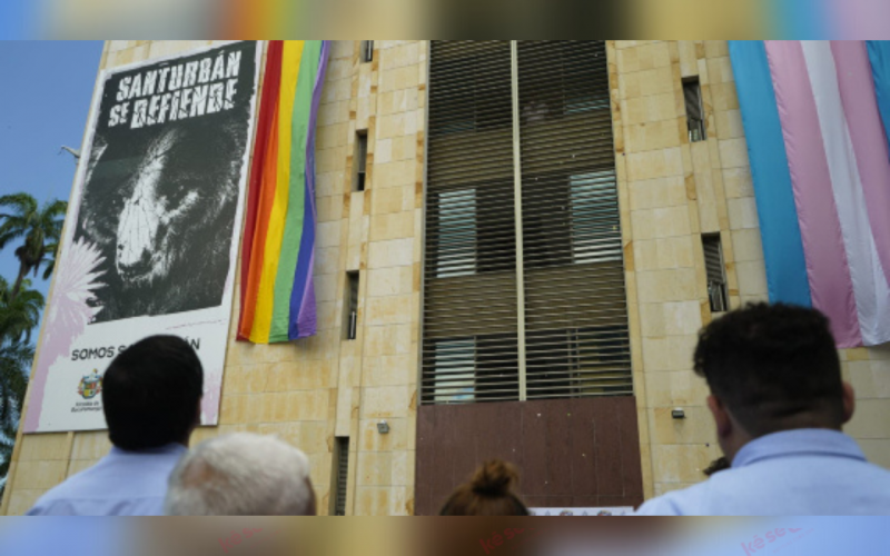 Izaron la bandera Trans en la Alcaldía de Bucaramanga