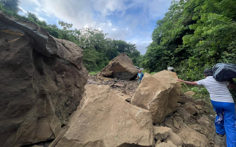 Deslizamiento bloqueó vía Oponcito–Campo 23 en el ‘Puerto’