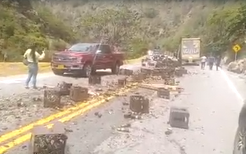 Video: Choque de carro y ‘mula’ bloqueó paso vía San Gil