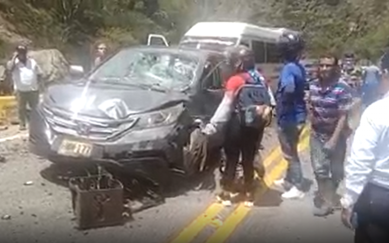 Video: Choque de carro y ‘mula’ bloqueó paso vía San Gil