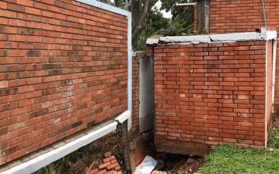 Muro en mal estado amenaza seguridad de estudiantes