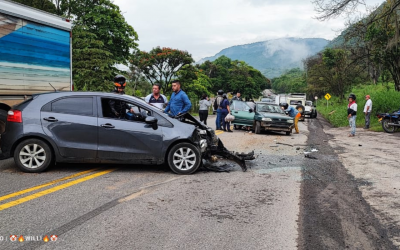 Golpazo entre dos carros en la vía San Gil – Socorro