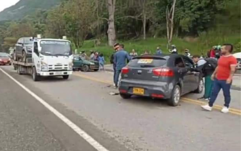 Golpazo entre dos carros en la vía San Gil – Socorro