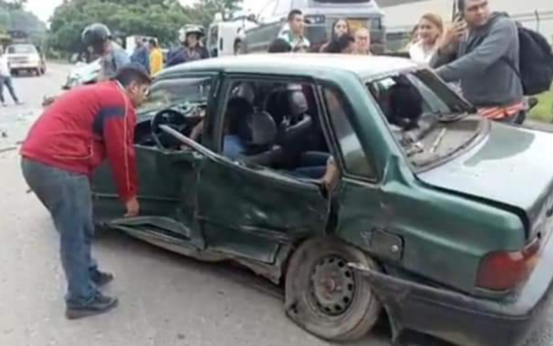 Golpazo entre dos carros en la vía San Gil – Socorro