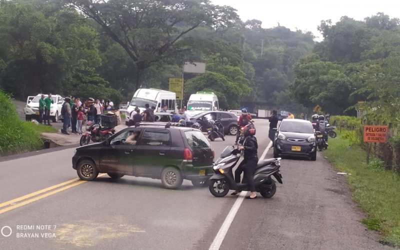 Golpazo entre dos carros en la vía San Gil – Socorro