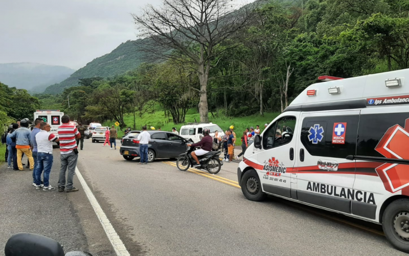 Golpazo entre dos carros en la vía San Gil – Socorro